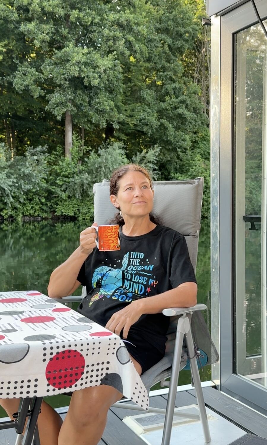 Marion genießt ihren Morgenkaffee auf der Hausboot-Terrasse am Schweriner See