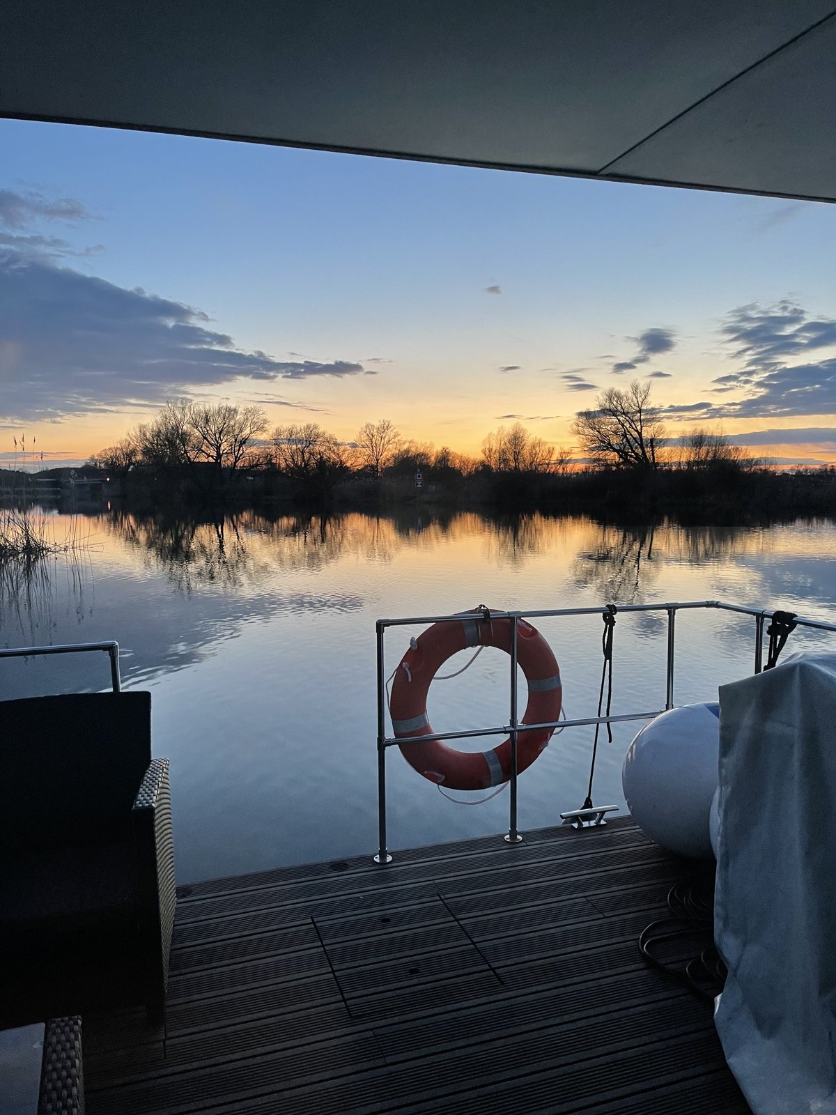 Sonnenuntergang über der Havel, gesehen vom Deck eines Hausboots